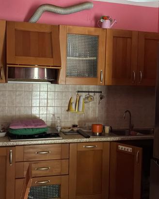 Cucina in legno e frigo LG