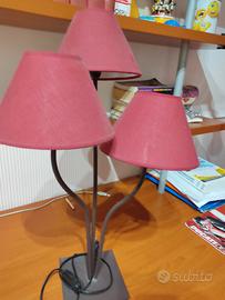 due lampade a tre luci con paralumi 