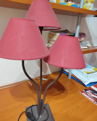 due lampade a tre luci con paralumi 