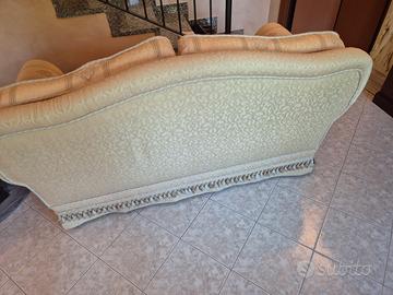 Divano comodo tenuto benissimo