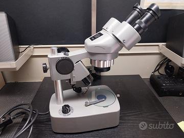 Microscopio binoculare retroilluminato