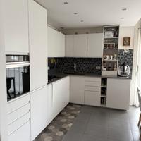 Cucina ad angolo con mobile TV ed elettrodomestici