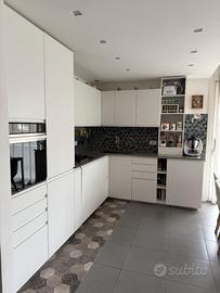 Cucina ad angolo con mobile TV ed elettrodomestici