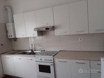 Cucina lineare bianca + frigo
