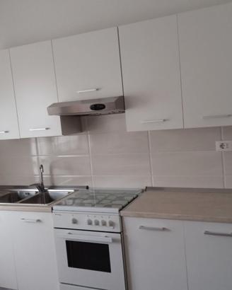 Cucina lineare bianca + frigo
