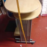 scrivania con  porta computer