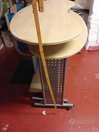 scrivania con  porta computer