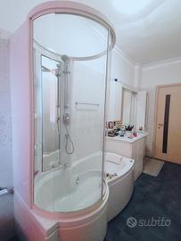 Vasca idromassaggio Jacuzzi con doccia