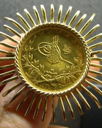 Spilla in oro a raggi con moneta oro araba