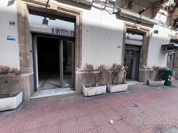 Due locali commerciali adiacenti e comunicanti