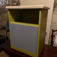 Comodini moderni colorati con vano e anta – coppia