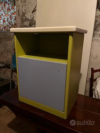 Comodini moderni colorati con vano e anta – coppia