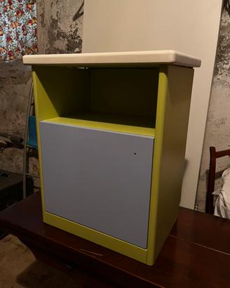 Comodini moderni colorati con vano e anta – coppia