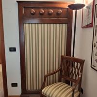 Appendiabiti e sedia coordinata