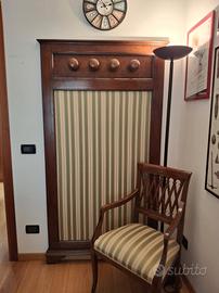 Appendiabiti e sedia coordinata