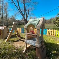 Torre con altalena giochi per bambini in giardino