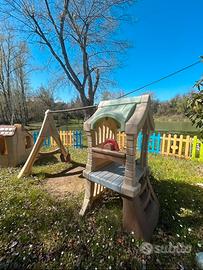 Torre con altalena giochi per bambini in giardino