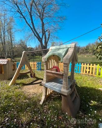 Torre con altalena giochi per bambini in giardino