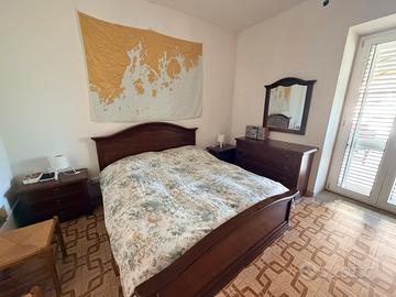 Camera da letto matrimoniale completa in legno