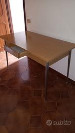 Tavolo in formica con cassetto