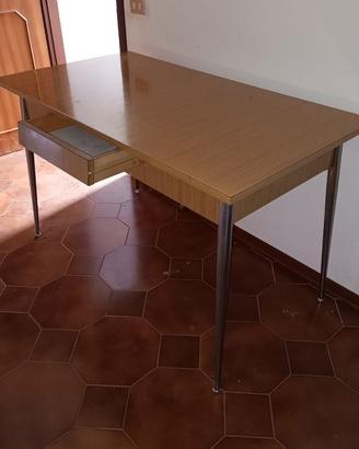 Tavolo in formica con cassetto