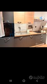 cucina con piano cottura e lavastovoglie e forno 