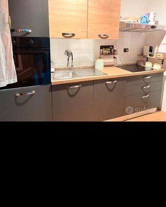 cucina con piano cottura e lavastovoglie e forno 