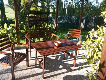 Set da giardino in legno.