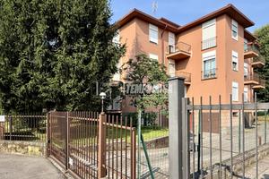 AMPIO TRILOCALE CON DOPPI SERVIZI, BALCONI E BOX