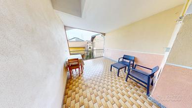 CADORAGO: Porzione di casa con terrazzo