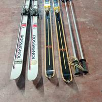 coppie di sci più bastoncini 