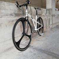 Bici da corsa bianca e bici replica Greame Obree