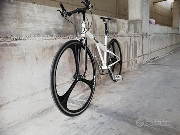 Bici da corsa bianca e bici replica Greame Obree