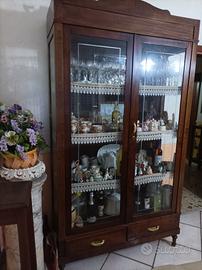 vetrina del 900 restaurata