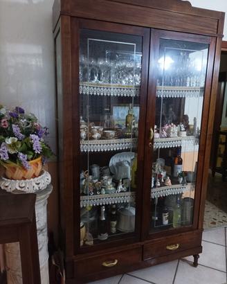 vetrina del 900 restaurata