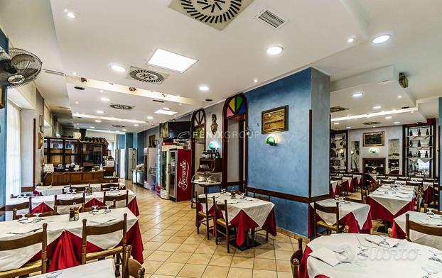 RISTORANTE CON QUADRUPLA ESPOSIZIONE E 8 VETRINE