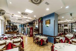 RISTORANTE CON QUADRUPLA ESPOSIZIONE E 8 VETRINE