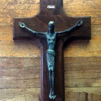 Crocefisso in bronzo su legno di noce