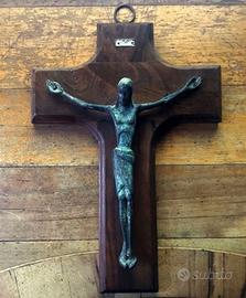 Crocefisso in bronzo su legno di noce