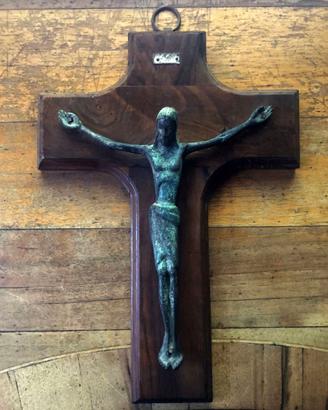 Crocefisso in bronzo su legno di noce