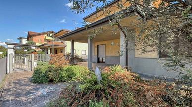 Villa di 343 m² con più di 5 locali e box auto dop