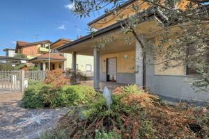 Villa di 343 m² con più di 5 locali e box auto dop