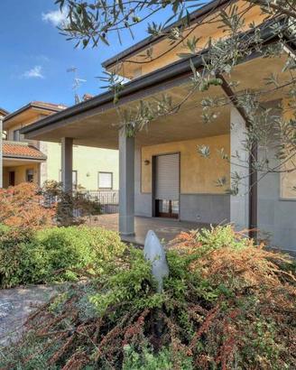 Villa di 343 m² con più di 5 locali e box auto dop