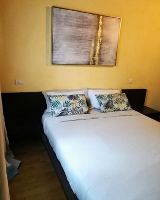 Letto matrimoniale wengè con comodini