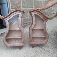 Coppia di vetrinette da parete