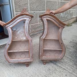 Coppia di vetrinette da parete