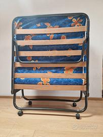 Letto pieghevole con doghe in legno