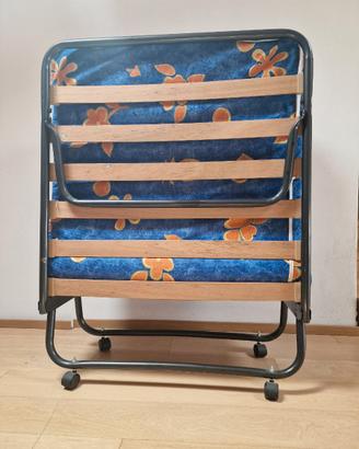 Letto pieghevole con doghe in legno
