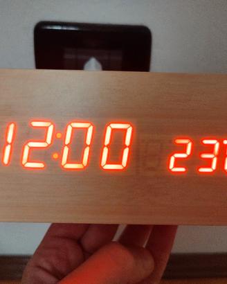 Sveglia LED in legno