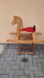 Cavallo a dondolo in legno vintage per bambini